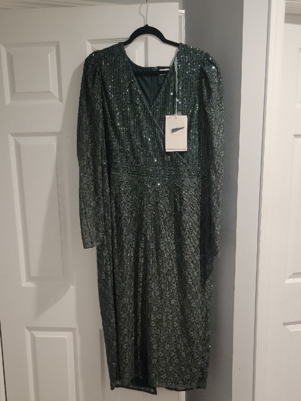 Mac Duggal NWT Green Sequin Midi Dress with V-Neck - Picture 2 of 4